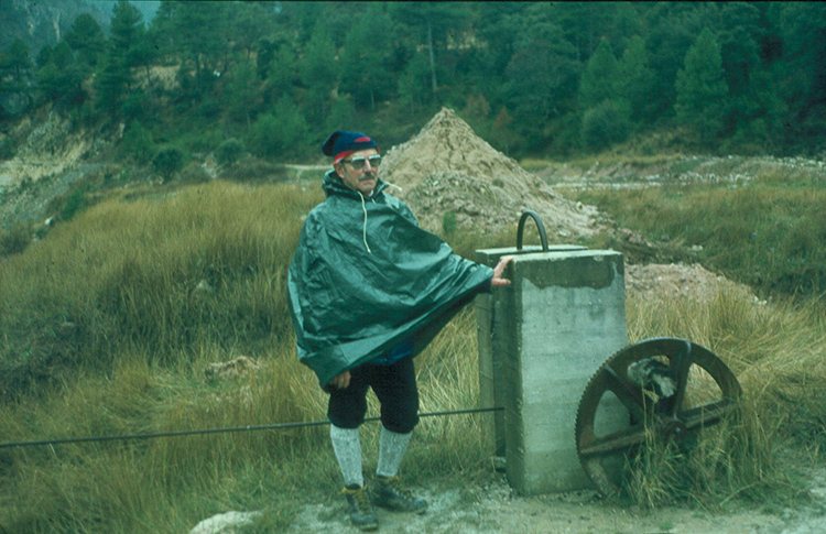 Juan Domènech en su visita a las salinas en diciembre de 1982. (Foto: Ángel de Juan)